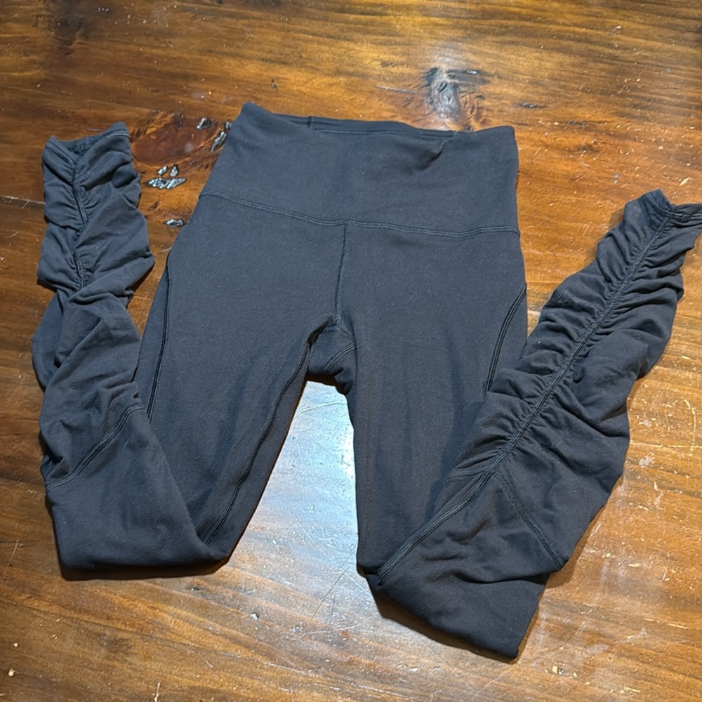 LULULEMON HIGH WAISTED RUCHED BLACK LEGGINGS🍋